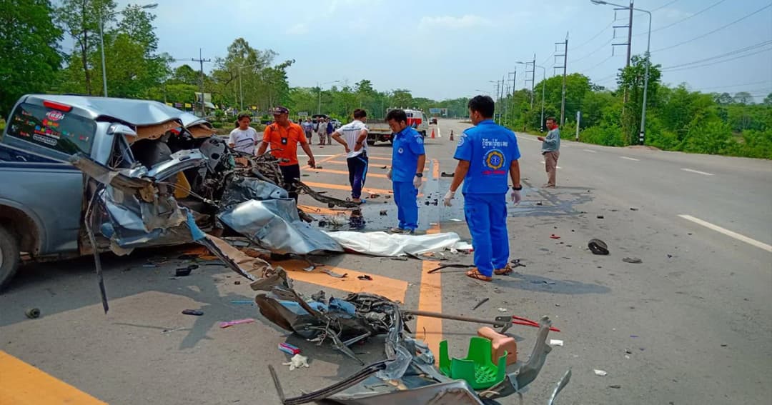 กระบะข้ามเลนชนประสานงารถพ่วง 18 ล้อดับ