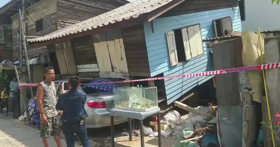 ผอ.เขตสวนหลวง สั่งรื้อถอนโดยเร็ว เหตุบ้านทรุดระหว่างดีดบ้าน ซ.อ่อนนุช 17 ดับ 1