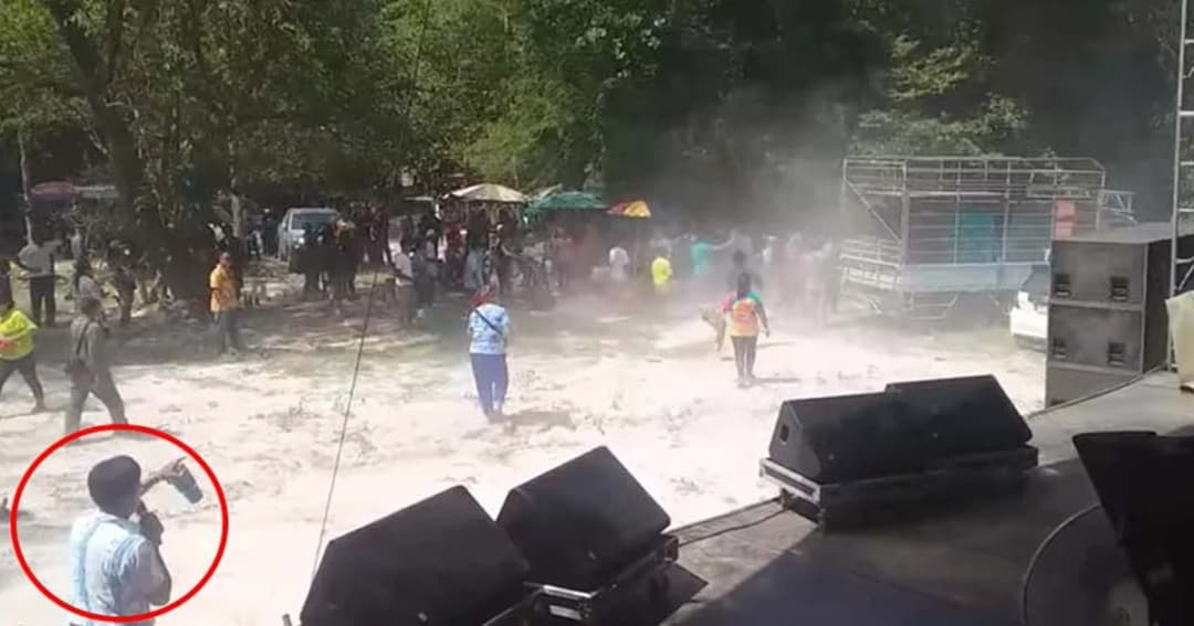 คลิปวัยรุ่นตีกันหน้าเวทีหมอลำ จ.ร้อยเอ็ด “ผู้ใหญ่บ้านบ่เว่าหลายเจ็บคอ”