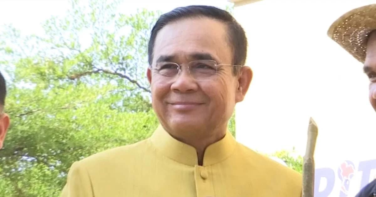 พล.อ.ประยุทธ์ ยิ้มรับคนเชียร์ให้เป็นนายกฯต่อ-กระเซ้ากลับ “ตั้งรัฐบาลให้หน่อย”