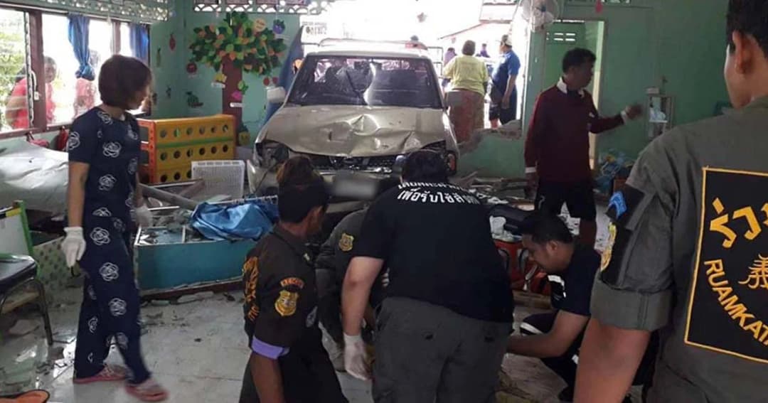 เพชรบูรณ์ รถกระบะเสียหลักพุ่งชนทะลุกำแพงโรงเรียน มีผู้เสียชีวิต 1 คน