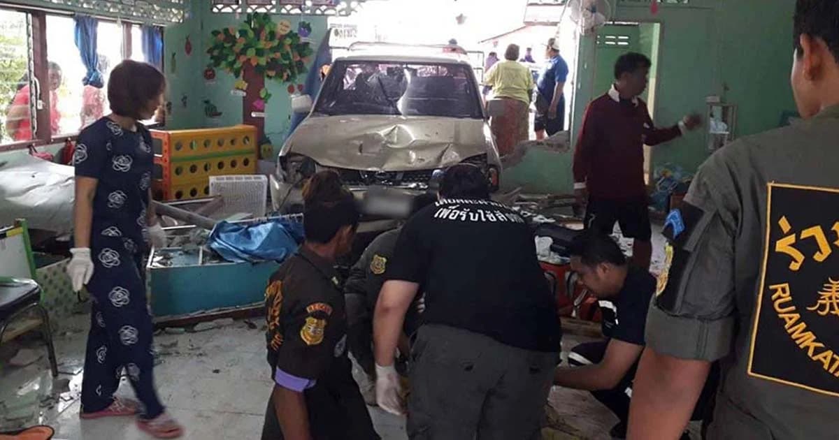 เพชรบูรณ์ รถกระบะเสียหลักพุ่งชนทะลุกำแพงโรงเรียน มีผู้เสียชีวิต 1 คน