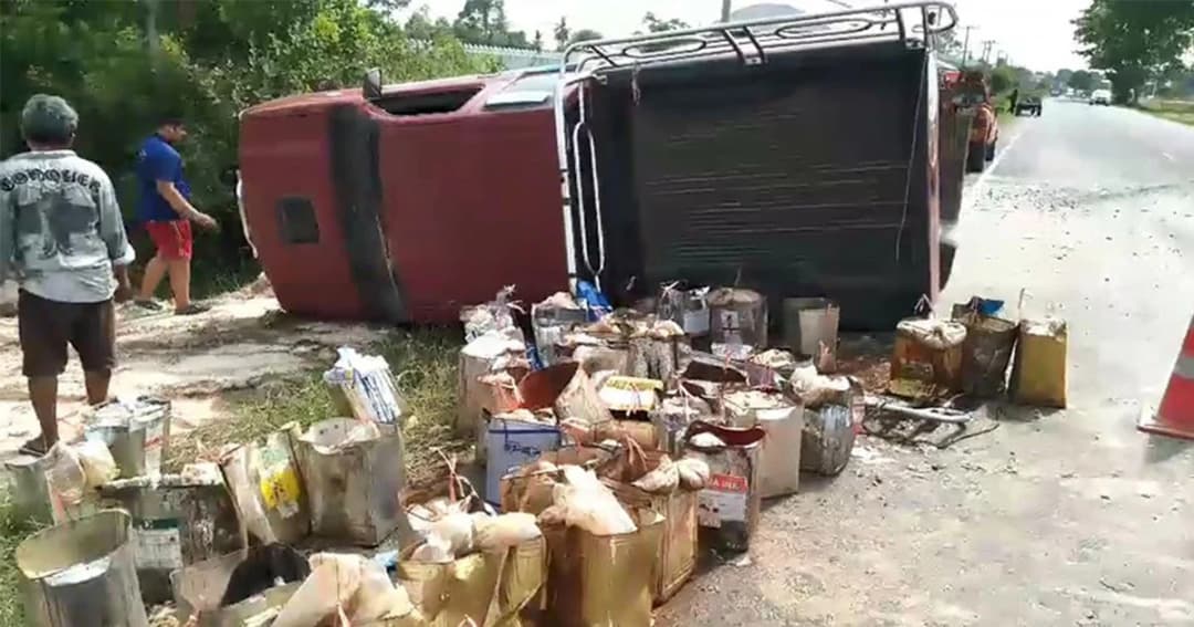 กระบะบรรทุกปลาร้า ยางระเบิด เสียหลักพลิกคว่ำ ปลาร้ากระจายเกลื่อนถนน