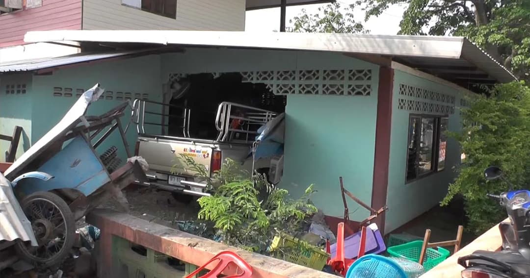 กระบะพุ่งทะลุห้องเรียนอนุบาล หลังเด็กออกจากห้องแค่ 2 นาที