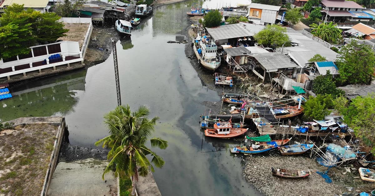 ชมชนชาวเลโอดน้ำเน่าทะลักทะเลนาจอมเทียน ทำลายภาพลักษณ์การท่องเที่ยว