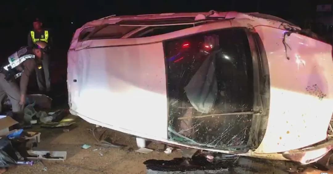 หนุ่มสารคามซิ่งรถหลบ ตร. เสียหลักพลิกคว่ำดับ ในรถพบยาบ้ากว่า 6 พันเม็ด