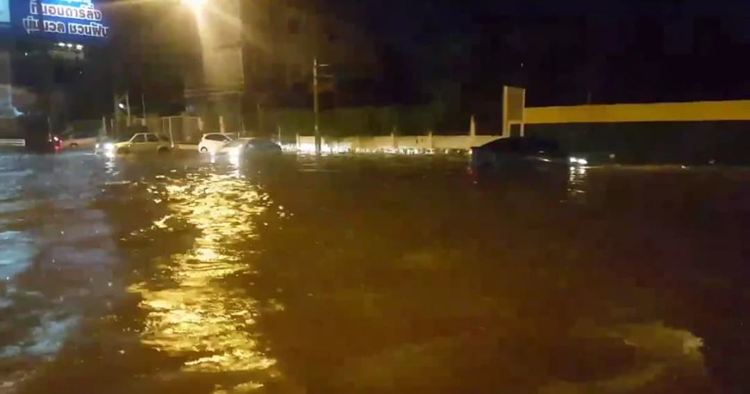 อ่วม! พายุฝนถล่มเมืองขอนแก่นน้ำท่วมถนนหลายสาย รถพังเสียหาย