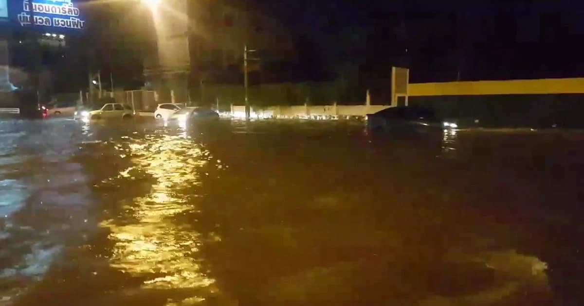 อ่วม! พายุฝนถล่มเมืองขอนแก่นน้ำท่วมถนนหลายสาย รถพังเสียหาย