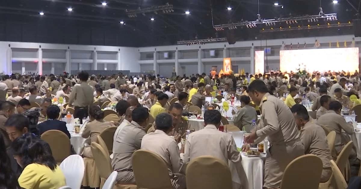 พระราชทานเลี้ยงอาหาร ผู้ปฏิบัติงานพระราชพิธีบรมราชาภิเษก