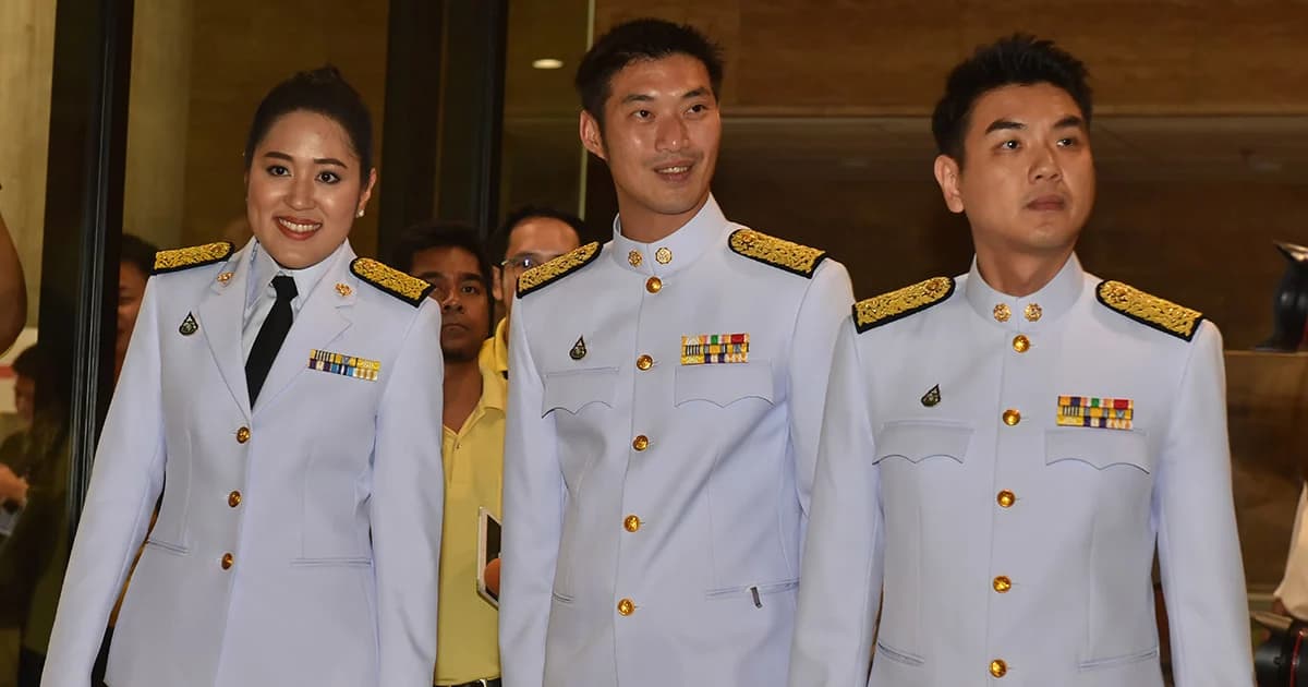 “ธนาธร” สวมชุดขาวร่วมรัฐพิธีเปิดประชุมรัฐสภา ยันยังเป็น ส.ส. ย้ำอนาคตใหม่ ไม่มีงูเห่า