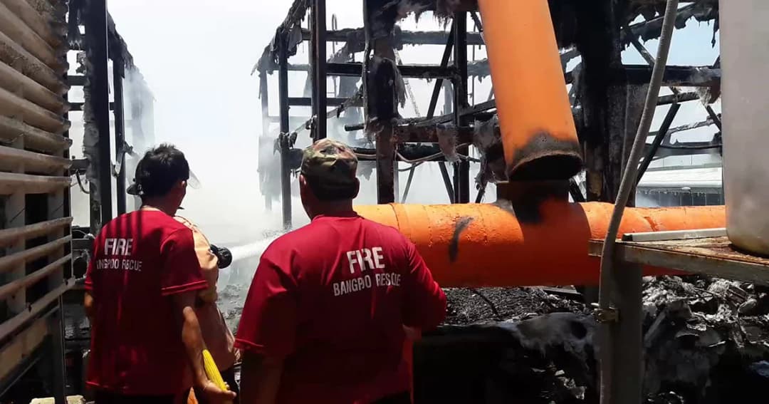 สะเก็ดไฟกระเด็นถูกเครื่องคูลเลอร์ทาวเวอร์ ไฟลุกไหม้โรงงาน