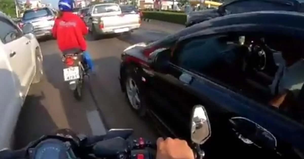 ไบค์เกอร์ใจหล่อ! ช่วยเด็กชักเกร็งรถติดบนถนน ส่งโรงพยาบาล