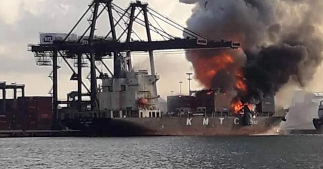 สั่งอพยพ! ไฟไหม้ตู้คอนเทนเนอร์สารเคมีระเบิด ท่าเรือแหลมฉบัง ส่งรพ.แล้ว 25 คน