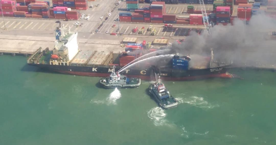 ส่ง ฮ.-เรือหลวงแรด ช่วยดับไฟไหม้ตู้คอนเทนเนอร์เรือสินค้าแหลมฉบัง ต้นเพลิงจากของเล่นเด็ก