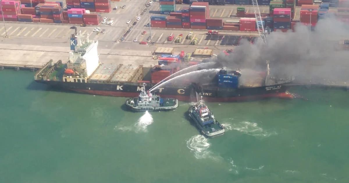 ส่ง ฮ.-เรือหลวงแรด ช่วยดับไฟไหม้ตู้คอนเทนเนอร์เรือสินค้าแหลมฉบัง ต้นเพลิงจากของเล่นเด็ก