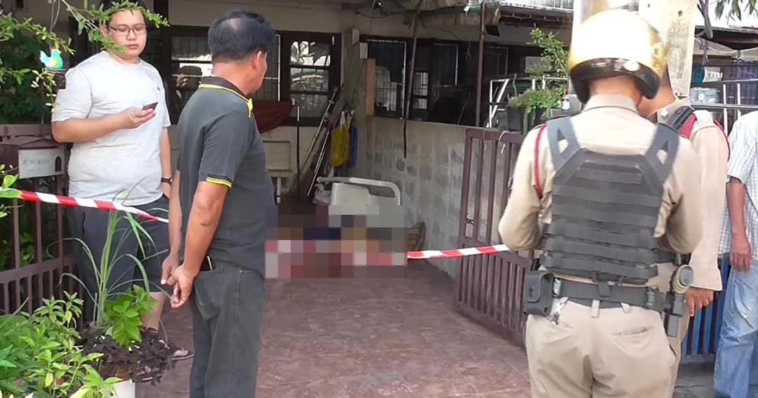 ตาวัย 98 เครียดโรครุมเร้าใช้มีดแทงตัวเองเสียชีวิตหน้าบ้านพัก