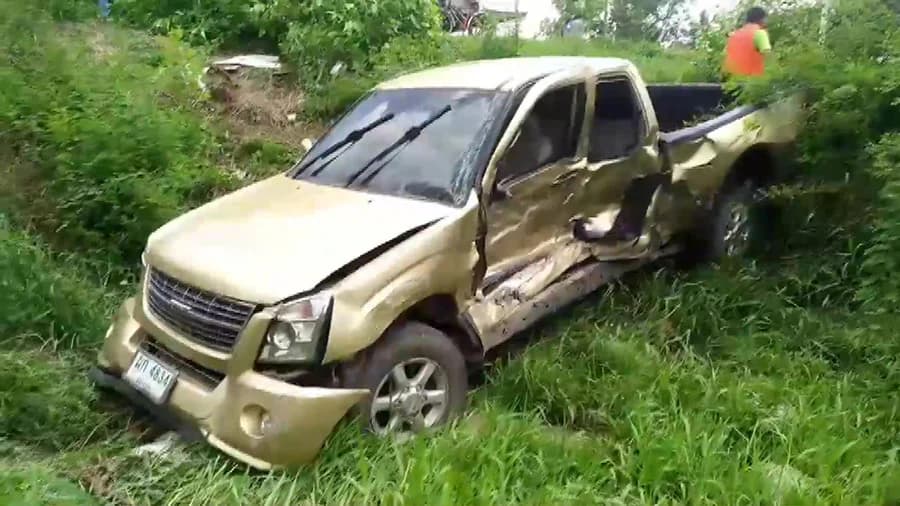 สาวใหญ่ขับรถพาญาติไปงานศพ ถูกกระบะชนตกคลองดับ 2 ราย