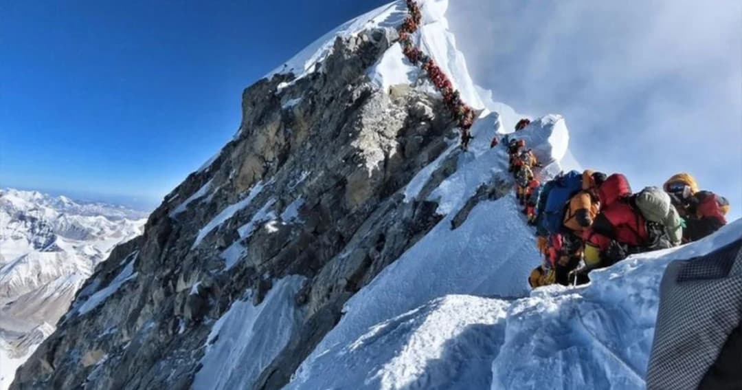 นักปีนเขานับร้อยต่อคิวรอพิชิตยอดเขาเอเวอร์เรสต์
