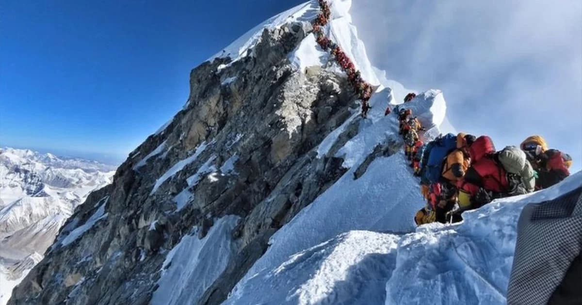 นักปีนเขานับร้อยต่อคิวรอพิชิตยอดเขาเอเวอร์เรสต์