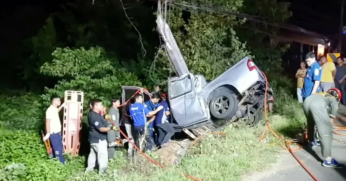 หนุ่มอุบลฯควบกระบะ เสียหลักแหกโค้งอัดเสาไฟฟ้าดับคาซาก