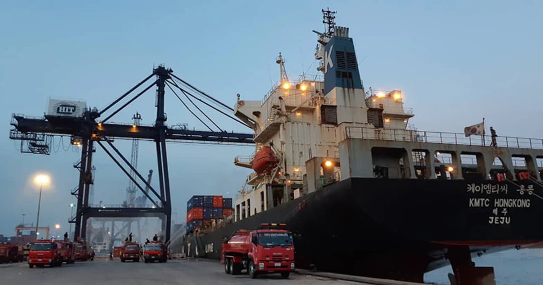 คพ. ตรวจสอบเหตุเพลิงไหม้ตู้คอนเทนเนอร์ พบบรรทุกสารเคมี 2 ชนิด