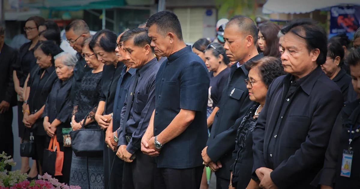 ชาวสงขลาสาวมชุดดำไว้อาลัยพลเอกเปรม ติณสูลานนท์