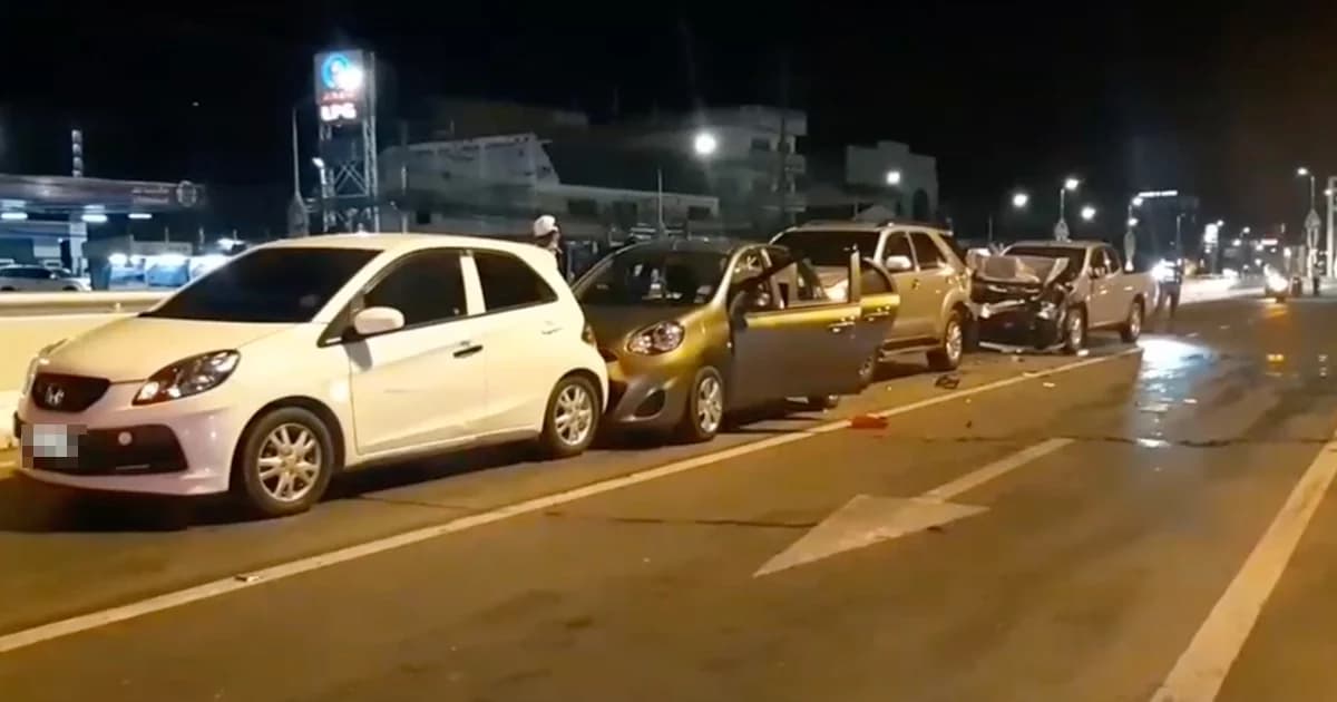 หนุ่มชลบุรีเมา ซิ่งกระบะชนรถจอดติดไฟแดงพังยับ 3 คันรวด เจ็บ 3