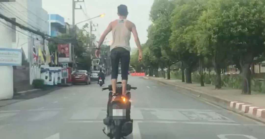 แจ้ง 3 ข้อหา หนุ่มซิ่งจยย.โชว์เก๋ากลางคูเมืองเชียงใหม่ พบยืมรถนายจ้างมา