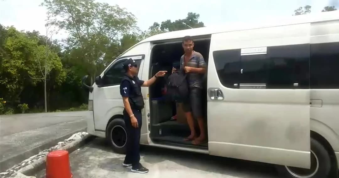 จนท.สกัดจับรถตู้ติดสติกเกอร์หน่วยงานรัฐ แอบขนแรงงานต่างด้าว