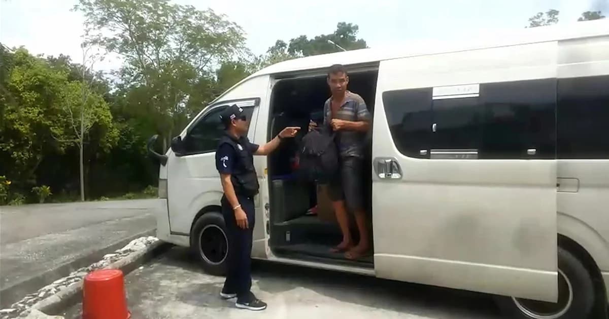 จนท.สกัดจับรถตู้ติดสติกเกอร์หน่วยงานรัฐ แอบขนแรงงานต่างด้าว