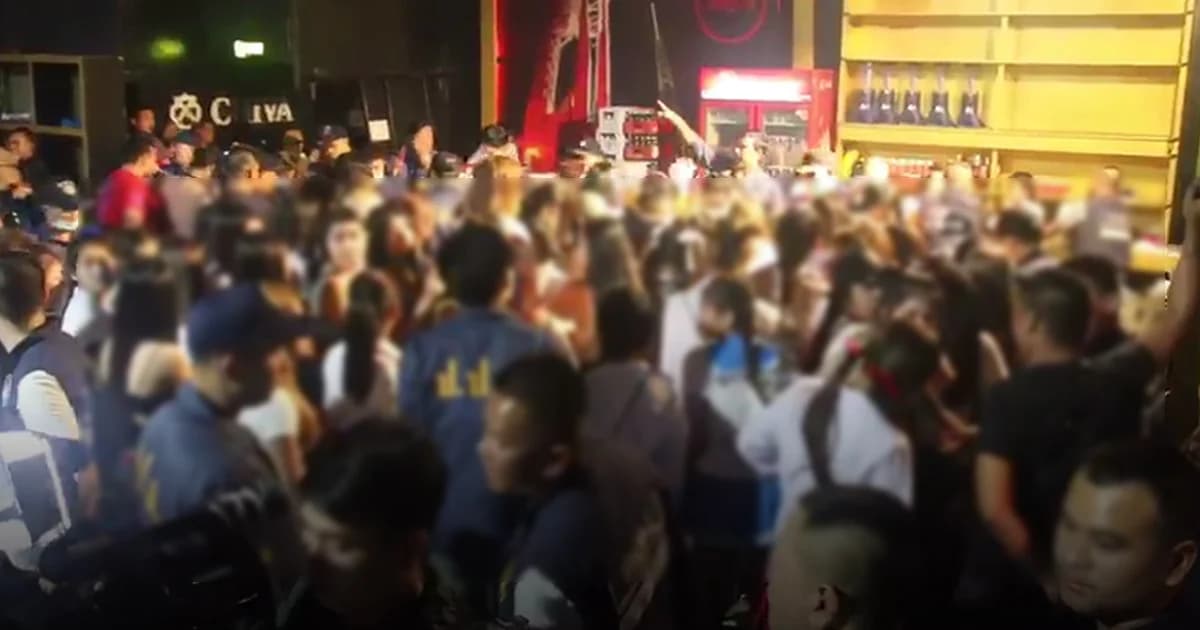 บุกจับผับย่านเลียบด่วน “ปาร์ตี้ชุดนักเรียน” มั่วสุมยาเสพติด นักเที่ยวฉี่ม่วง120 คน