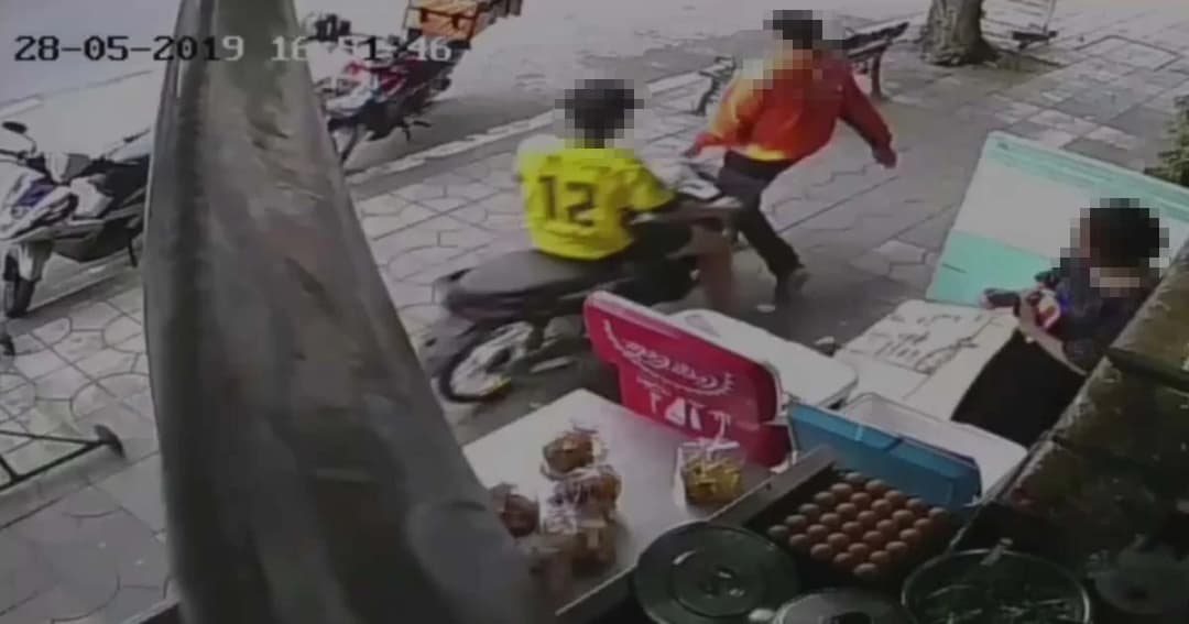 โจ๋ซิ่งจักรยานยนต์บนทางเท้า พุ่งชนคนกระเด็นบาดเจ็บ