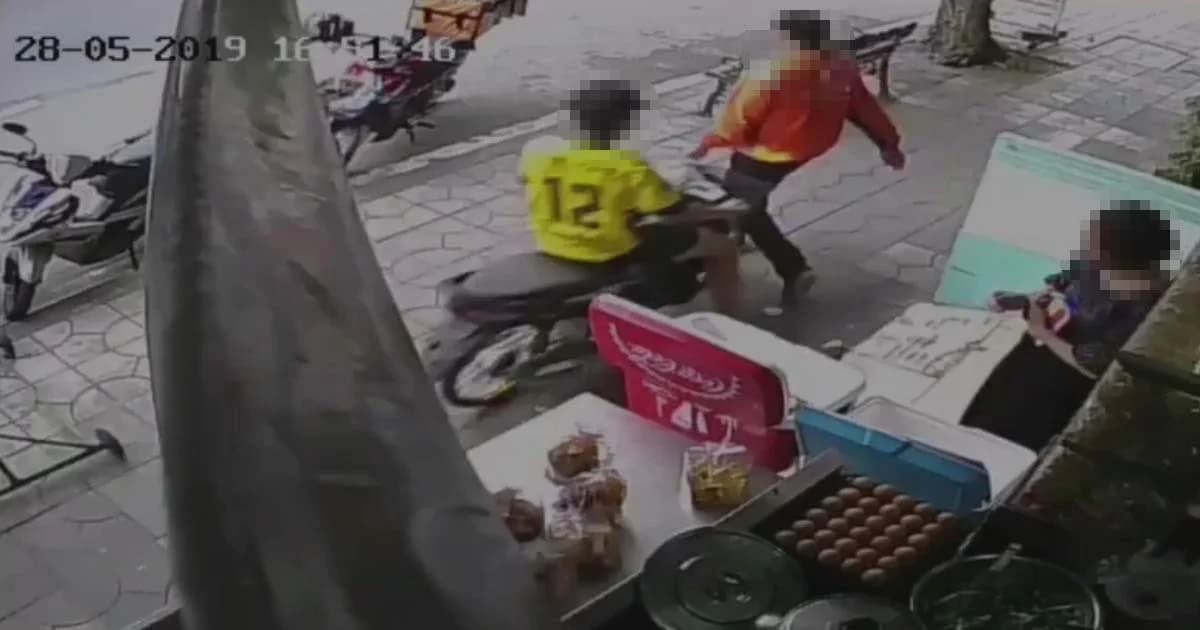 โจ๋ซิ่งจักรยานยนต์บนทางเท้า พุ่งชนคนกระเด็นบาดเจ็บ