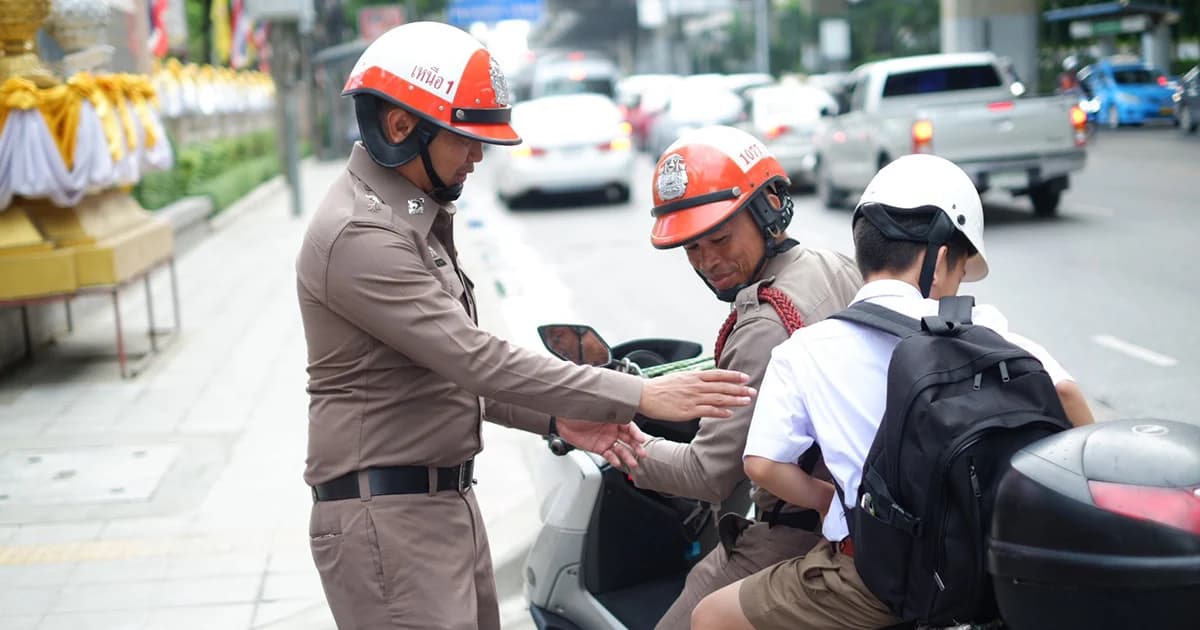 รถติดประสานตำรวจ รับเด็กส่งต่อถึงโรงเรียนให้