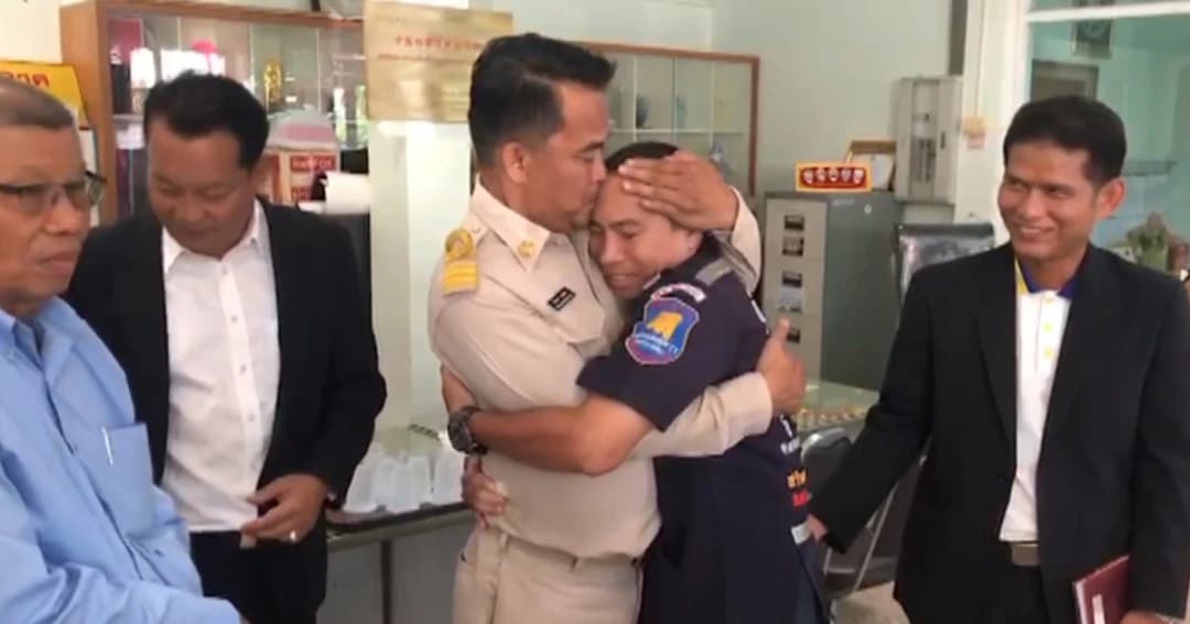 จบด้วยดี ขรก.ด่ากู้ภัยสำนึกผิดนำดอกไม้เข้ากราบขอโทษ