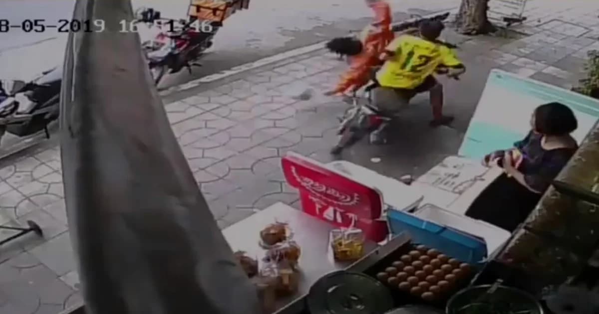 หนุ่มส่งอาหารถูกจยย.พุ่งชนบนทางเท้า ยังต้องนอน รพ. เผยให้อภัยคู่กรณี