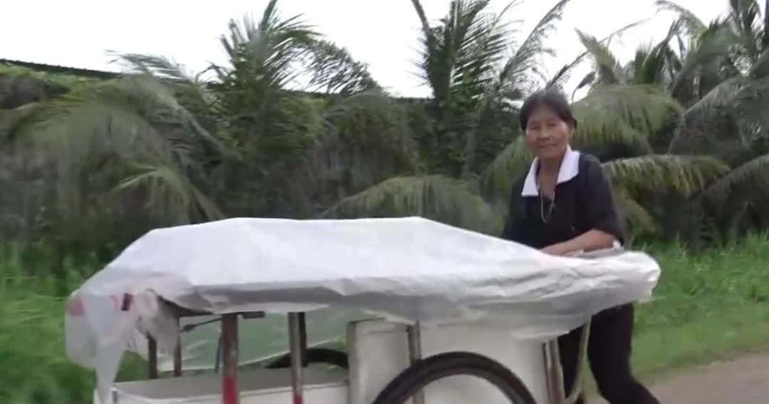 ยายวัย 70 ทำงานใช้หนี้หลังขายขนมแล้วถูกลูกค้าซื้อเงินเชื่อก่อนชิ่ง