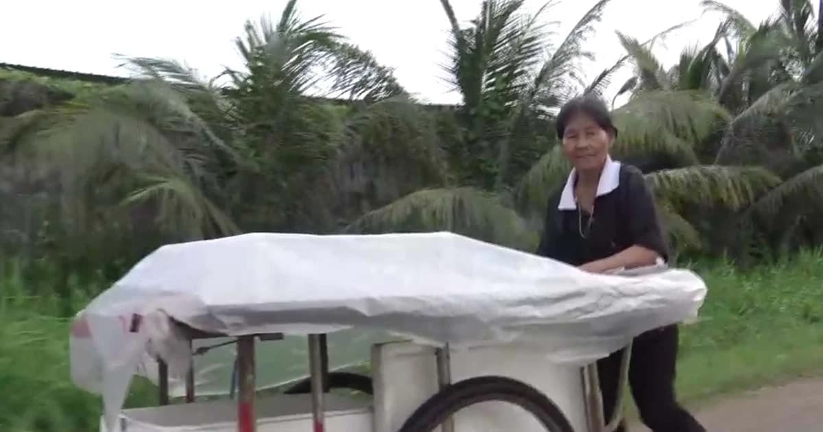 ยายวัย 70 ทำงานใช้หนี้หลังขายขนมแล้วถูกลูกค้าซื้อเงินเชื่อก่อนชิ่ง