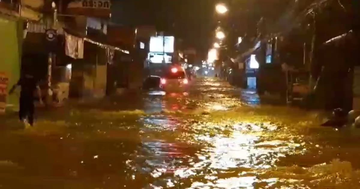 พัทยาอ่วม! ฝนตกกระหน่ำกลางดึก น้ำท่วมขังหลายจุด รถเล็กสัญจรผ่านไม่ได้