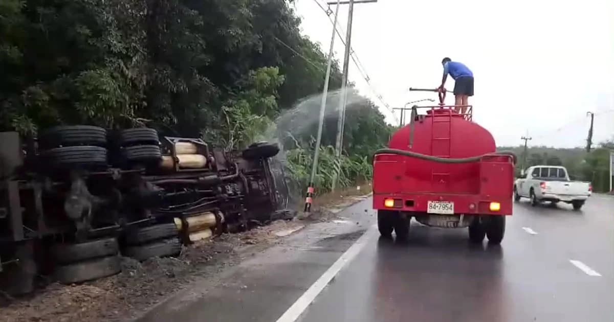 พ่วง 18 ล้อ พลิกคว่ำไฟลุกท่วม โชคดีคนขับหนีทัน