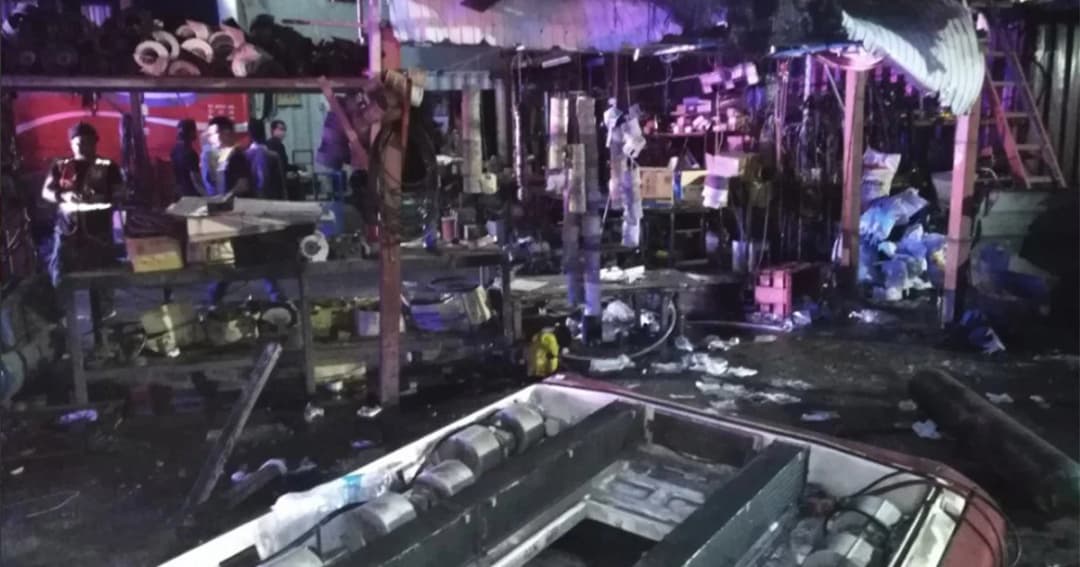 เกิดเหตุระเบิด ภายในอู่ซ่อมรถบัส หมู่บ้าน 200 ปี ปทุมธานี