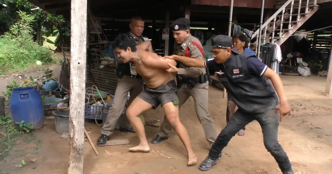 หนุ่มคลั่งยาบุกหาครูสาวที่โรงเรียน ตำรวจตามจับถึงบ้าน