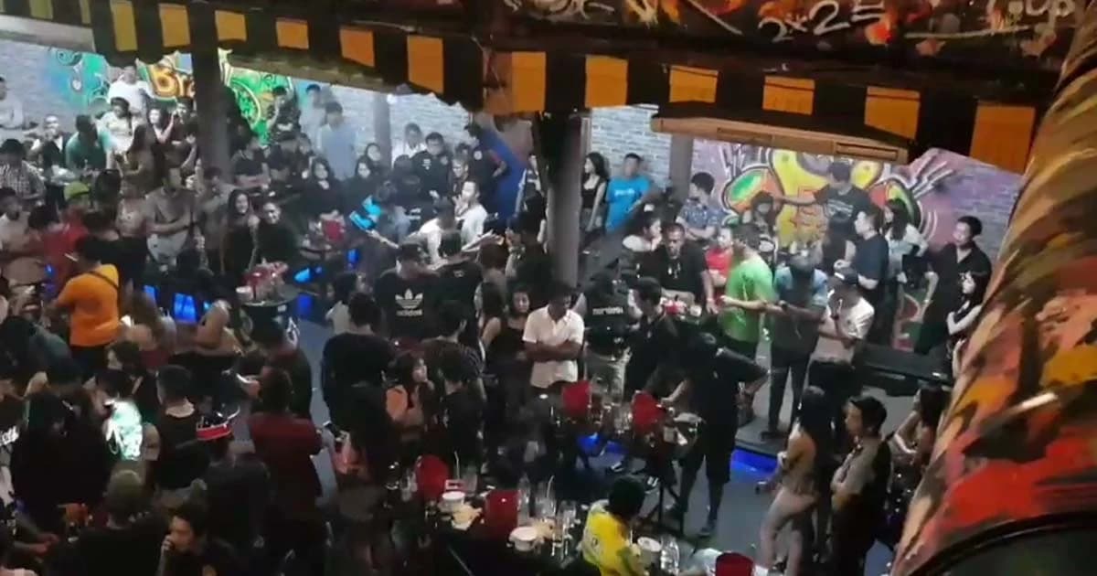 บุกทลาย 2 ผับดังย่านพัทยาใต้ เจอปืน-นักเที่ยวฉี่ม่วงอื้อ-ยาเสพติดเกลื่อน