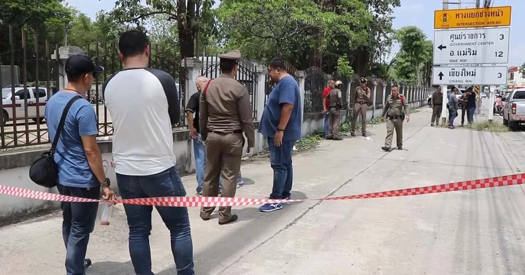 วัยรุ่นแจ้งตำรวจจะฆ่าตัวตาย ก่อนยิงตัวเองริมรั้วโรงพัก