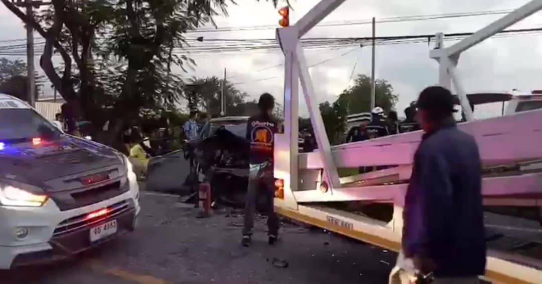 หนุ่มใหญ่ขับรถเก๋งเสียหลักพุ่งชนท้ายรถพ่วงอาการสาหัส