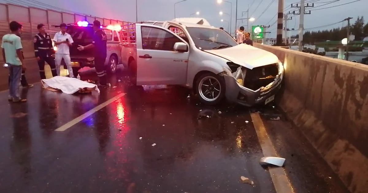 ปทุมฯ ฝนตกถนนลื่น กระบะเสียหลักหมุนถูกรถตู้ทางตรงชน เสียชีวิต 1 เจ็บ 6 คน