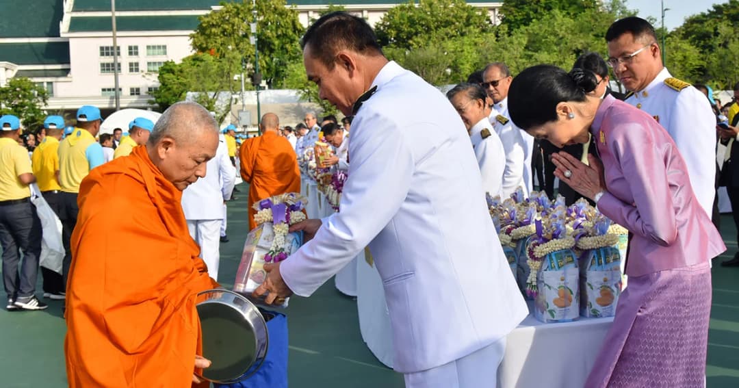 นายกฯ นำตักบาตรพระสงฆ์ 410 รูปถวายพระราชกุศล และลงนามถวายพระพร “พระราชินี”