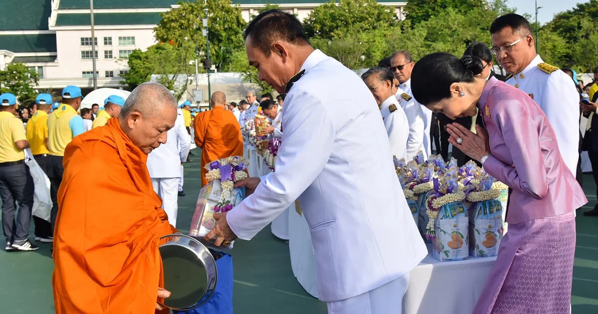 นายกฯ นำตักบาตรพระสงฆ์ 410 รูปถวายพระราชกุศล และลงนามถวายพระพร “พระราชินี”