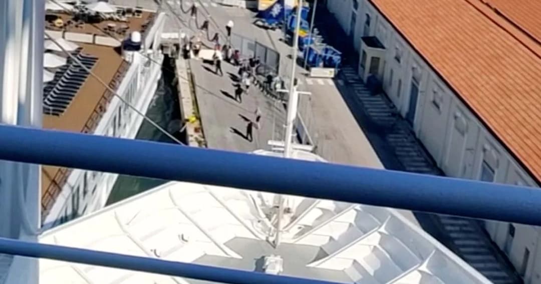 ระทึก! เรือสำราญเบรกไม่อยู่ พุ่งชนเรือนำเที่ยวขนาดเล็ก ขณะเทียบท่าอิตาลี เจ็บ 4 ราย