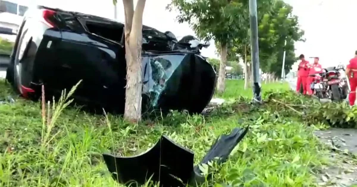 หนุ่มหวิดดับรับโทรศัพท์ รถเสียหลักเสยเสาไฟ